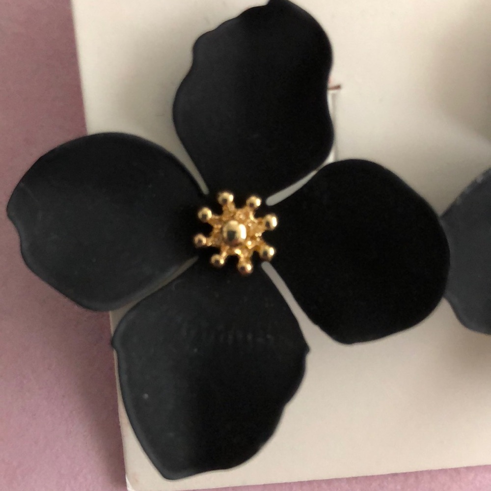 Black earring - Picture 2 of 3